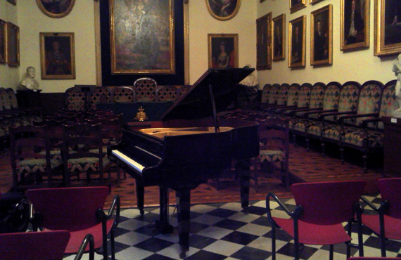 Afinador de pianos en Casa Llotja de Mar, Cambra de Começ de Barcelona