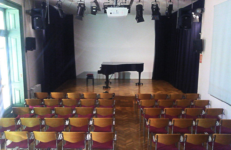 Afinació de piano a la sala d’actes de la Casa Elizalde
