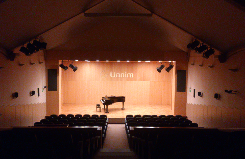 Afinador de pianos en el Espai Cultura UNNIM Obra Social, Sabadell (I).