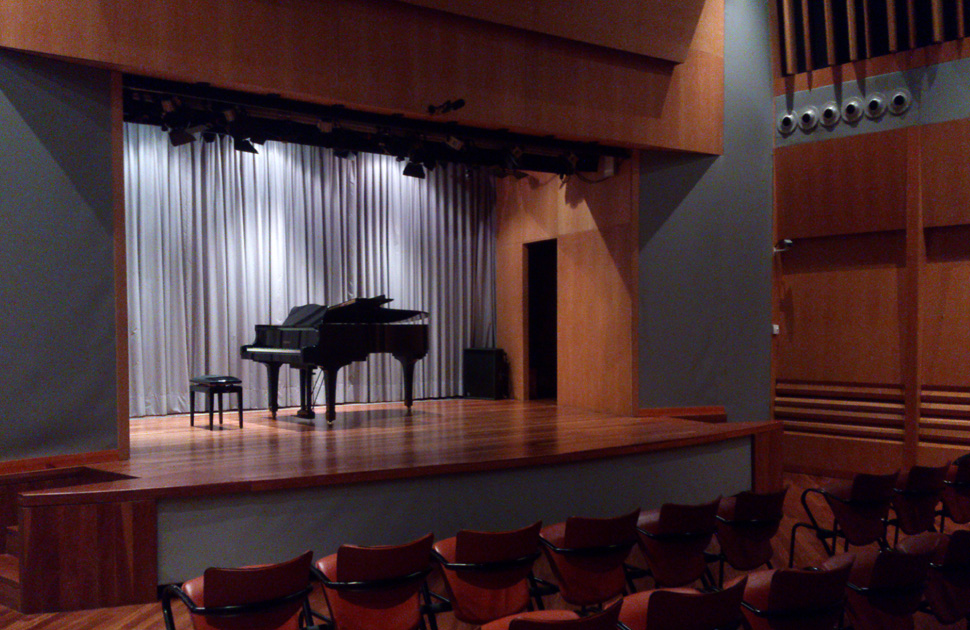 Afinador de pianos a la seu de la Societat General d'Autors i Editors (SGAE)